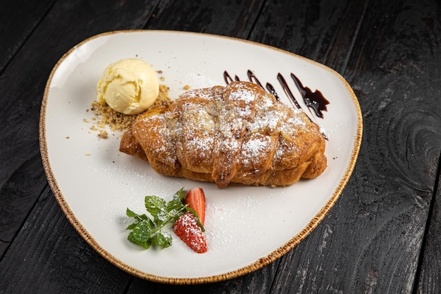 heerlijke croissant met chocolade en ijs