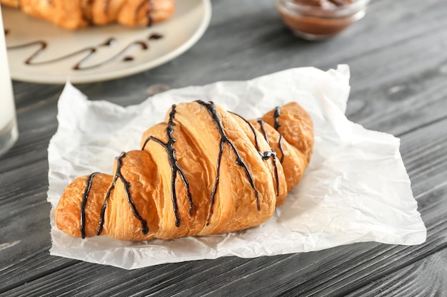 Heerlijke croissant met chocoladesiroop op tafel