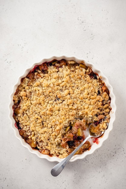 Heerlijke crumble van appel en braam met haver