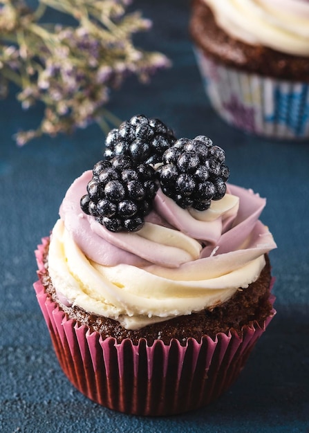 Heerlijke cupcake met bramen close-up