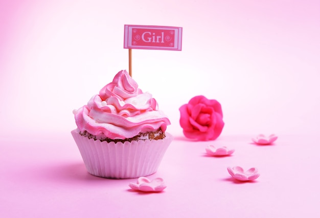 Heerlijke cupcake met inscriptie op tafel op roze achtergrond