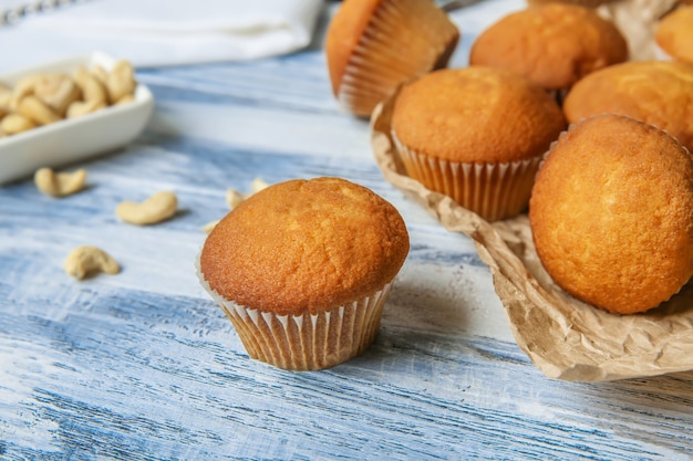 Heerlijke cupcake op houten tafel, close-up