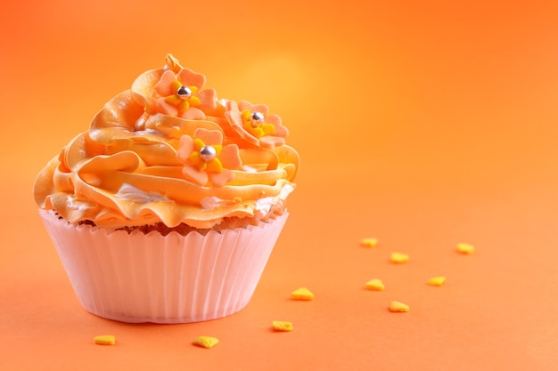 Heerlijke cupcake op oranje achtergrond