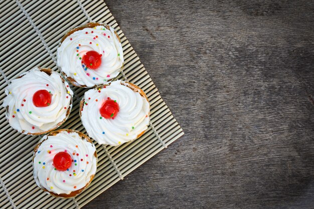 Heerlijke cupcakes op een bamboe mat