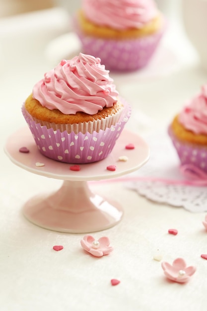 Heerlijke cupcakes op tafel close-up