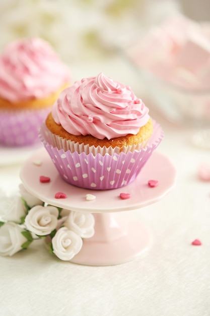 Heerlijke cupcakes op tafel close-up