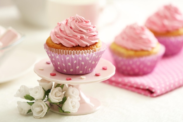 Heerlijke cupcakes op tafel close-up