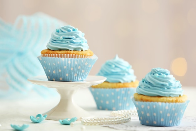 Heerlijke cupcakes op tafel op lichte achtergrond