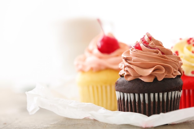 Heerlijke cupcakes op tafel