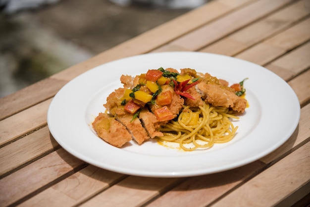 Heerlijke curry met varkensschnitzel.