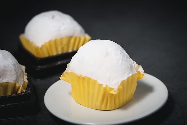 Heerlijke Daifuku, Japanse rijstwafel op donkere ondergrond voor voedsel- en bakkerijconcept