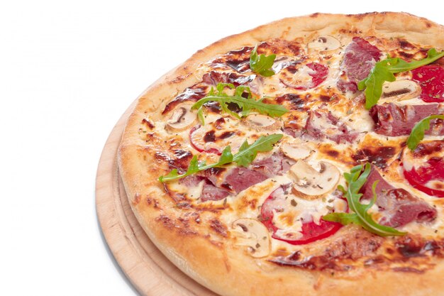 Heerlijke die pizza op houten plaat wordt gediend op wit wordt geïsoleerd