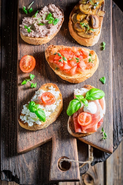 Heerlijke diverse bruschetta met verse ingrediënten voor een snack