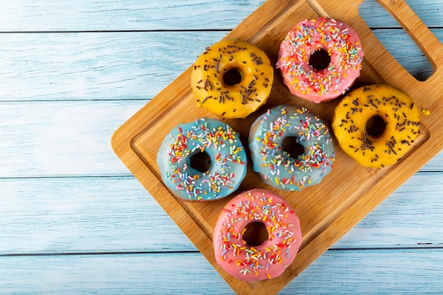 Heerlijke diverse kleurrijke donuts op tafel