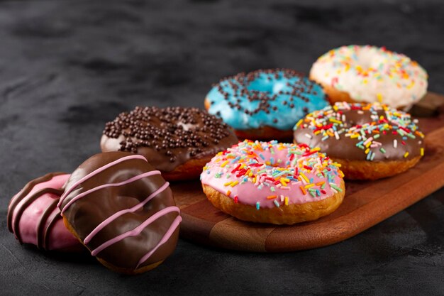 Heerlijke diverse kleurrijke donuts op tafel