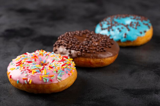 Heerlijke diverse kleurrijke donuts op tafel