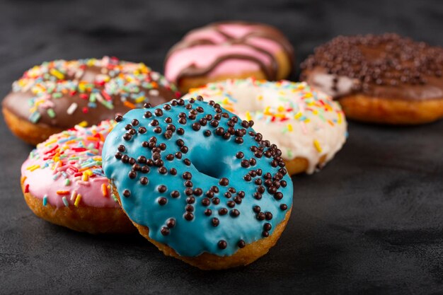 Heerlijke diverse kleurrijke donuts op tafel