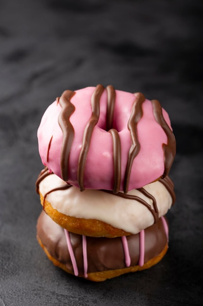 Heerlijke diverse kleurrijke donuts op tafel