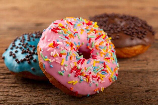 Heerlijke diverse kleurrijke donuts op tafel