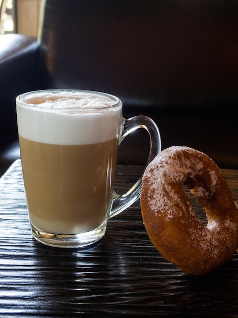 Heerlijke donut en kopje koffie latte