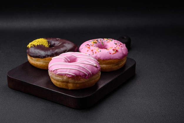 Heerlijke donut met roomvulling en noten op een donkere betonnen achtergrond