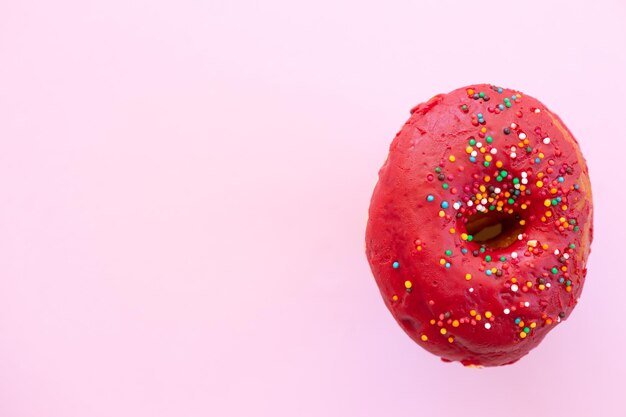 Heerlijke donut op kleur roze achtergrond