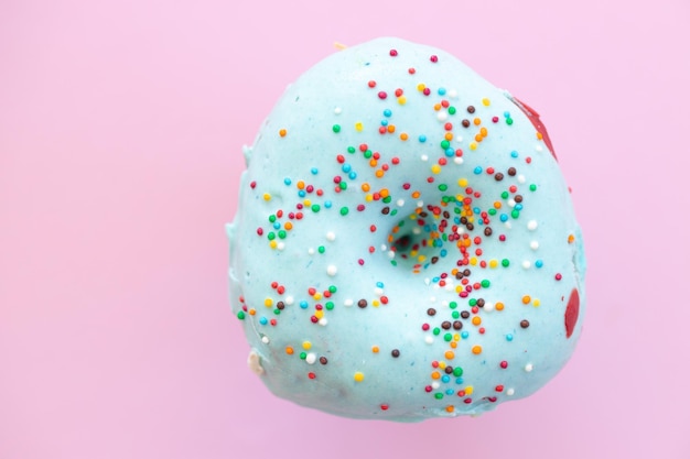 Heerlijke donut op kleur roze achtergrond