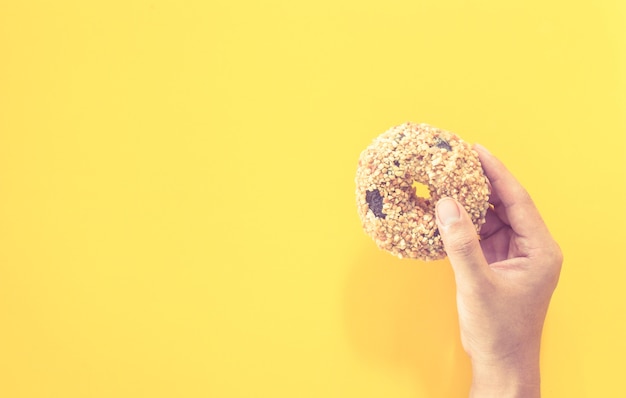 Heerlijke donuts op een gele achtergrond