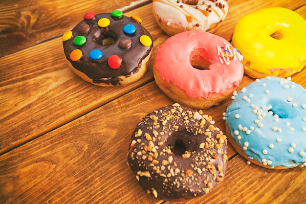 Heerlijke donuts op houten tafel