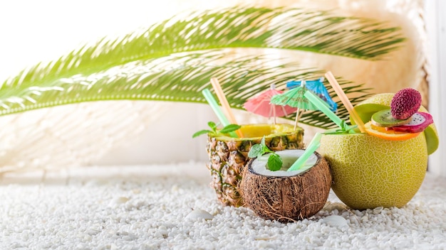 Heerlijke drankjes in vers fruit met cocktailparasols