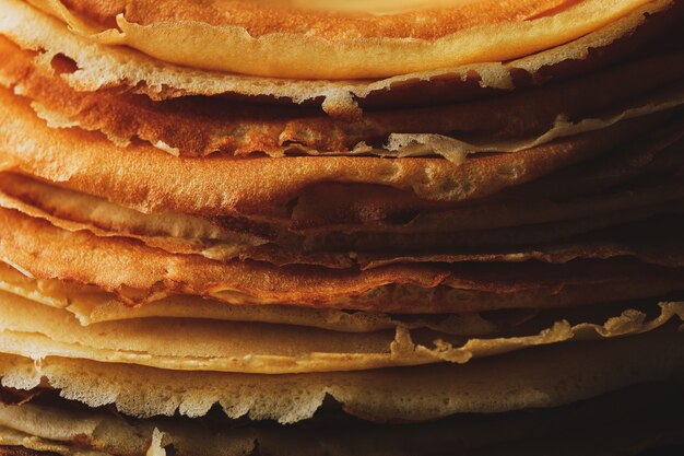 Heerlijke dunne pannenkoeken op hele achtergrond, close-up