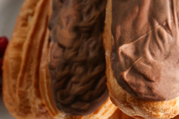Heerlijke eclairs met chocolade close-up