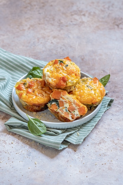 Heerlijke eiermuffins met zoete aardappel, spinazie en ui