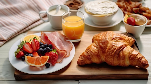 Heerlijke elegante Belgische ontbijtbroodcroissants omwikkeld met spek, yoghurt, aardbeien, sinaasappel