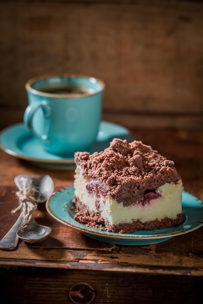 Heerlijke en huisgemaakte cheesecake geserveerd met koffie