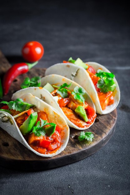 Heerlijke en huisgemaakte taco's met tomaten, radijs en koriander