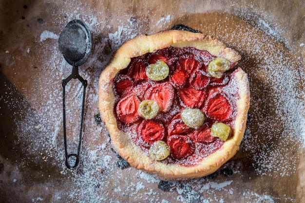 Heerlijke en krokante taart met poedersuiker en vers fruit