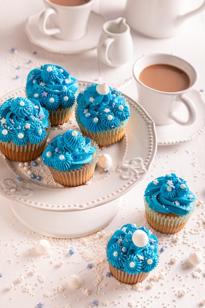 Heerlijke en zoete cupcakes met blauwe room en strooi