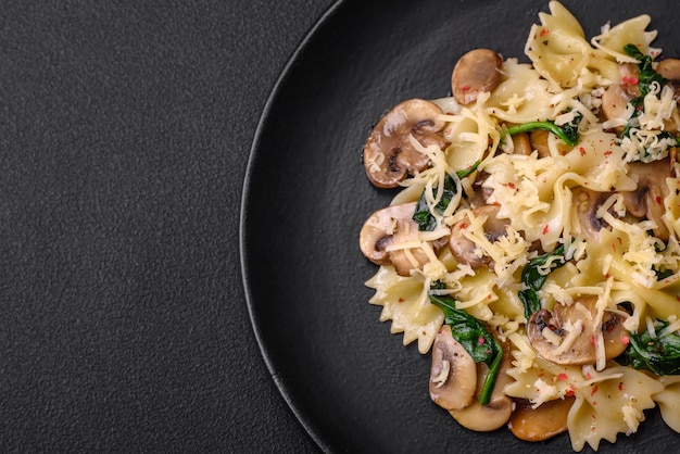 Heerlijke farfalle pasta met champignons kaas en spinazie met kruiden