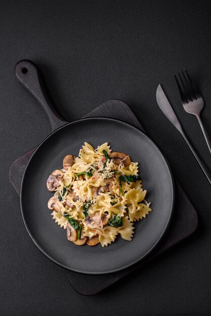 Heerlijke farfalle pasta met champignons kaas en spinazie met kruiden