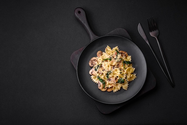 Heerlijke farfalle pasta met champignons kaas en spinazie met kruiden