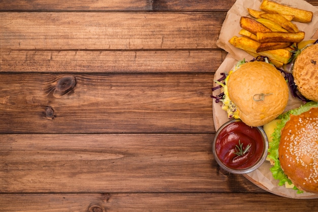 Foto heerlijke fastfoodmaaltijd met exemplaarruimte