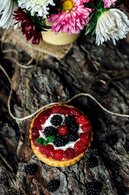 Heerlijke frambozencake met verse frambozen en bosbessen