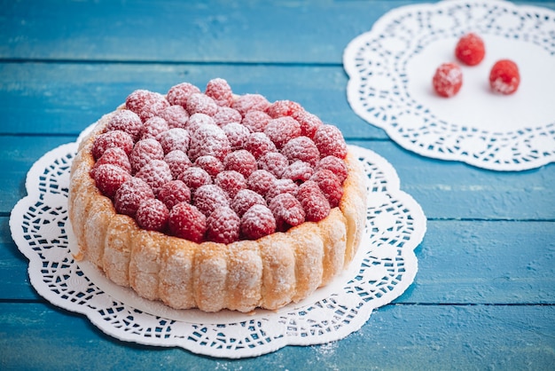 Heerlijke Franse Charlotte-cake met frambozen en savoiardikoekjes