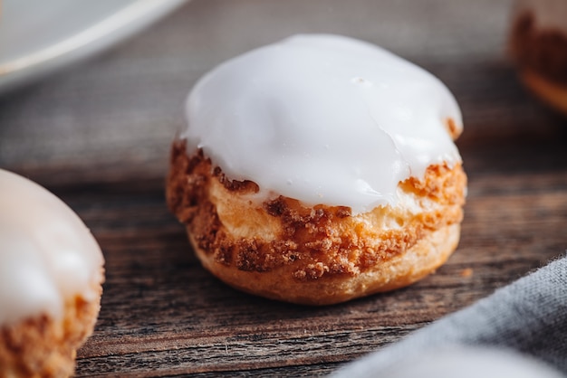 Foto heerlijke franse choux craquelin-gebakjes gevuld met room