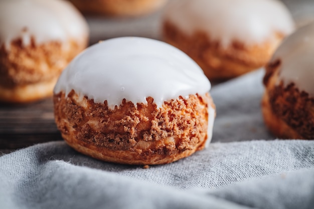 Heerlijke Franse Choux Craquelin-gebakjes gevuld met room