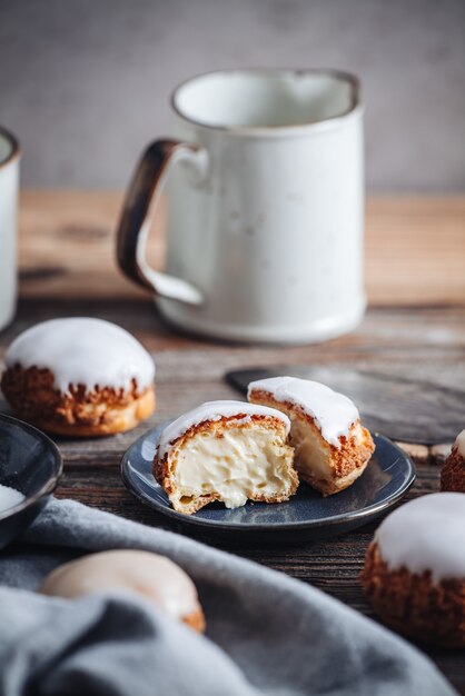 Foto heerlijke franse choux craquelin-gebakjes gevuld met room