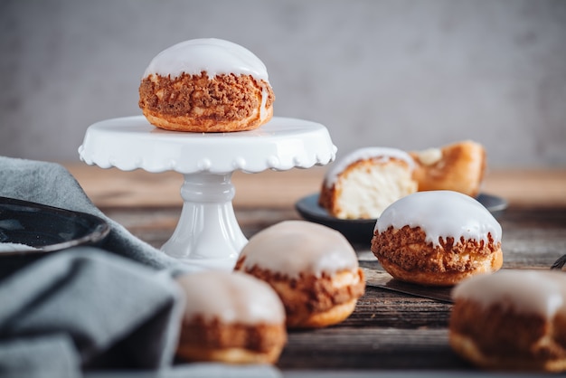 Foto heerlijke franse choux craquelin-gebakjes gevuld met room