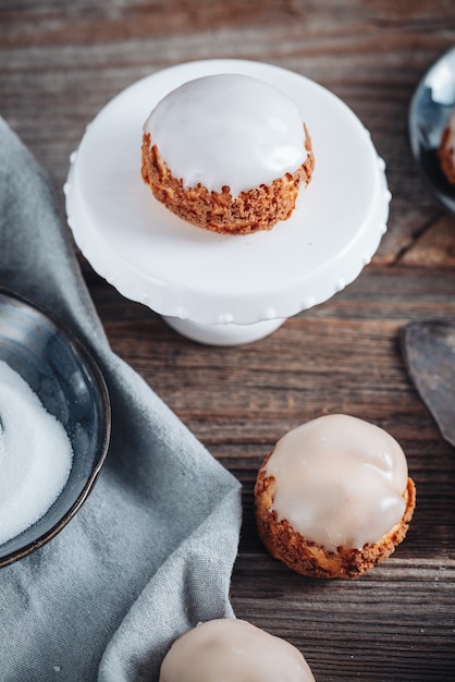 Foto heerlijke franse choux craquelin-gebakjes gevuld met room