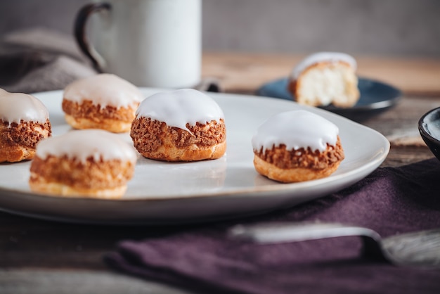 Heerlijke Franse Choux Craquelin-gebakjes gevuld met room